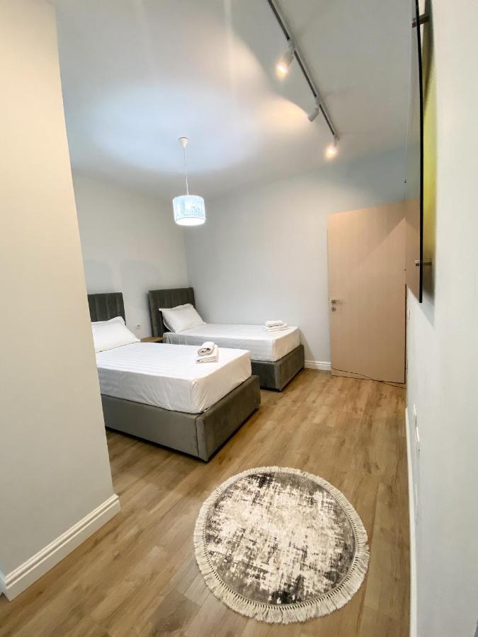 Centrally Located Glamorous Bright Apt Near Bazaar Tirana Exterior photo