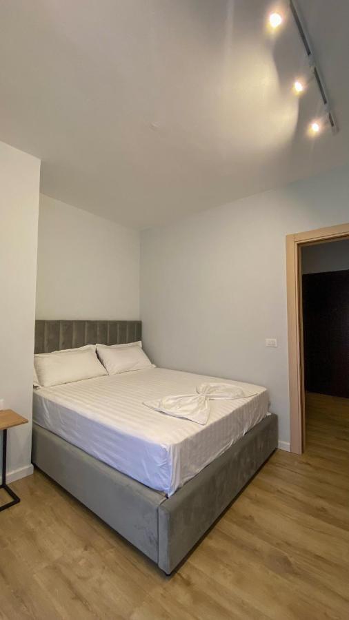 Centrally Located Glamorous Bright Apt Near Bazaar Tirana Exterior photo